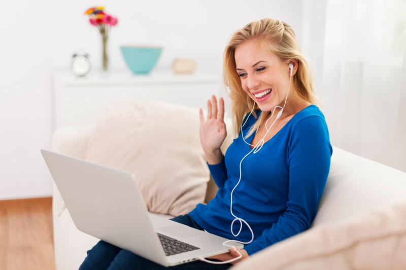 Frau kommuniziert Online